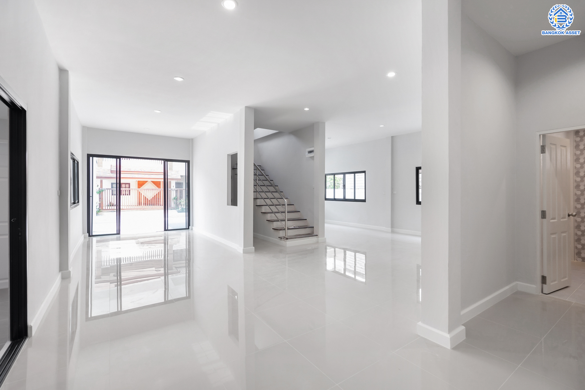 บ้านมือสองตกแต่งใหม่ ม.บูรพา12 ดอนเมือง บ้านเดี่ยว เนื้อที่ 50 ตร.ว. ฟังก์ชัน 4 ห้องนอน 2 ห้องน้ำ จอดรถได้ 2 คัน บนทำเลดีที่สุด ใกล้สนามบินดอนเมือง ทางด่วน "ศรีสมาน" และรถไฟฟ้าสายสีแดง "สถานีดอนเมือง"...